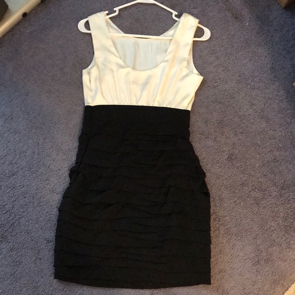 Express: Size 2 - Picture 2 of 4